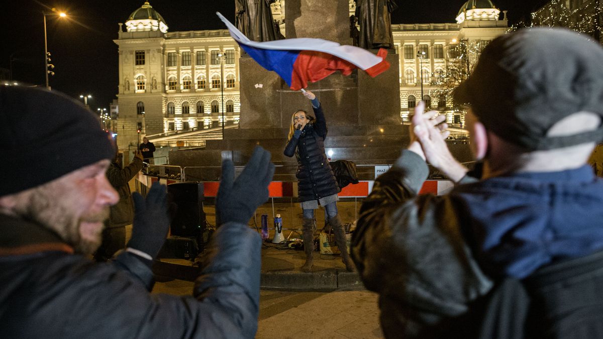 Fotky: Místo oslav hněv. Takhle se v Praze protestovalo proti opatřením